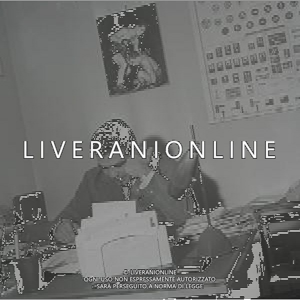 09-12-1963 MILANO RETROSPETTIVA DUILIO LOI PUGILE METRE SVOLGE LA SUA PROFESSIONE DI ASSICURATORE AG ALDO LIVERANI SAS
