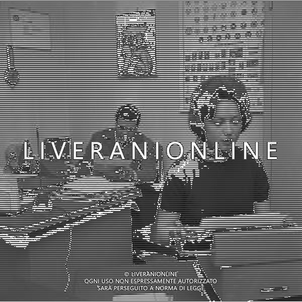 09-12-1963 MILANO RETROSPETTIVA DUILIO LOI PUGILE METRE SVOLGE LA SUA PROFESSIONE DI ASSICURATORE AG ALDO LIVERANI SAS