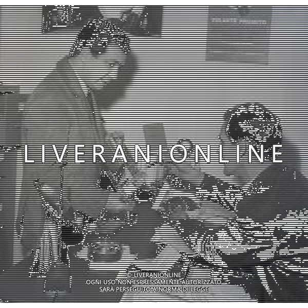 09-12-1963 MILANO RETROSPETTIVA DUILIO LOI PUGILE METRE SVOLGE LA SUA PROFESSIONE DI ASSICURATORE AG ALDO LIVERANI SAS