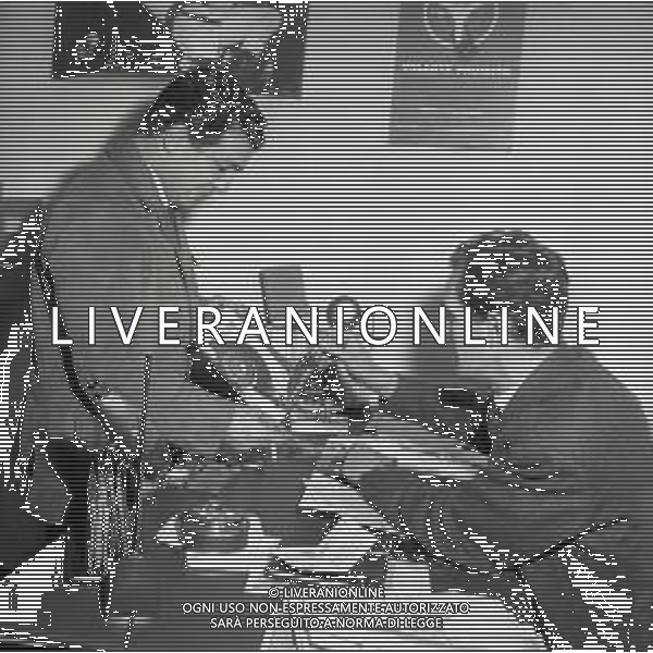 09-12-1963 MILANO RETROSPETTIVA DUILIO LOI PUGILE METRE SVOLGE LA SUA PROFESSIONE DI ASSICURATORE AG ALDO LIVERANI SAS