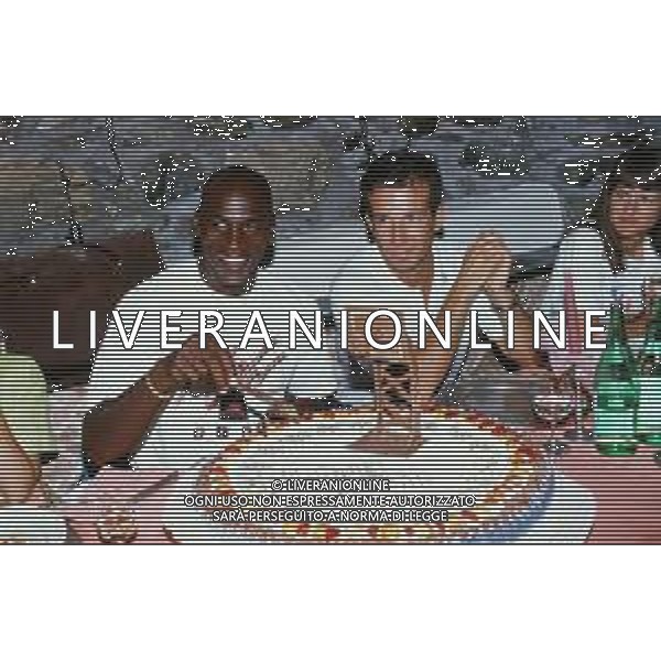 Bormio - settembre 1991 .Michael Jordan in Valtellina per una partita ALL STARS con le squadre italiane presenti per il raduno estivo.qui Torta personalizzata . alla sua destra Guido Bagatta FABIO RAMANI-AG ALDO LIVERANI SAS