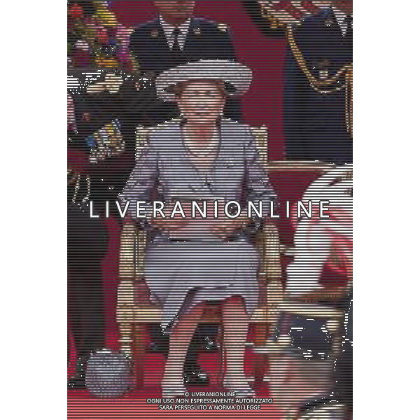 (100721) -- Brussels, July 21, 2010 -- The queen Paola of Belgium (L), king Albert II of Belgium (C) and outgoing defence Minister Pieter De Crem (CD&V Flemish christian democrats) are pictured on the podium during the military parade in Brussels, the Belgium capital, Wednesday 21 July 2010, on the occasion of the Belgian National Day. ©Photoshot/Agenzia Aldo Liverani Sas - ITALY ONLY - REALI DEL BELGIO e autorita\' presenziano alla parata militare in occasione della Giornata Nazionale belga a Bruxelles, la capitale del Belgio, Mercoledì 21 Luglio 2010