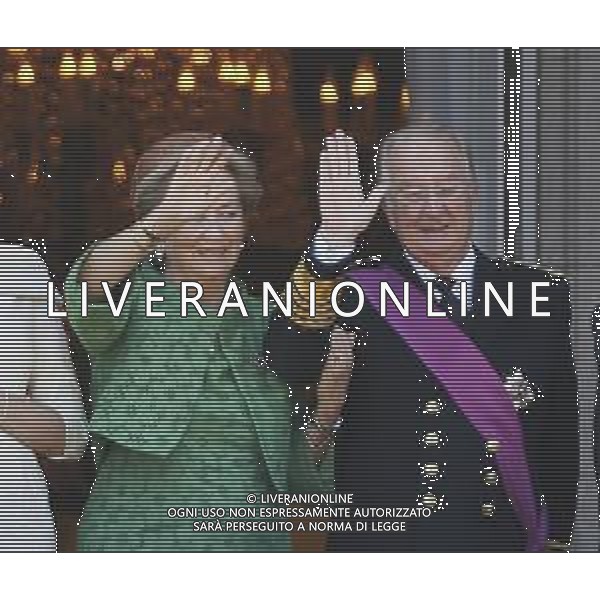 (130721) -- BRUSSELS, July 21, 2013 () -- Belgium\'s newly sworn in King Philippe (1st R) and Queen Mathilde (1st L) and Albert II couple salute to people from the balcony of Royal Palace in Brussels, capital of Belgium, on July 21, 2013, the country\'s national day. Prince Philippe was sworn in before parliament as Belgium\'s seventh king on Sunday, after his father Albert II abdicated. (/Ye Pingfan)(xzj) ©photoshot/AGENZIA ALDO LIVERANI SAS - ITALY ONLY - Cerimonia di abdicazione al Palazzo Reale di Bruxelles, il Re del Belgio Alberto II di 79 anni, ha lasciato il trono al suo primogenito il Principe Filippo, il 21 luglio 2013