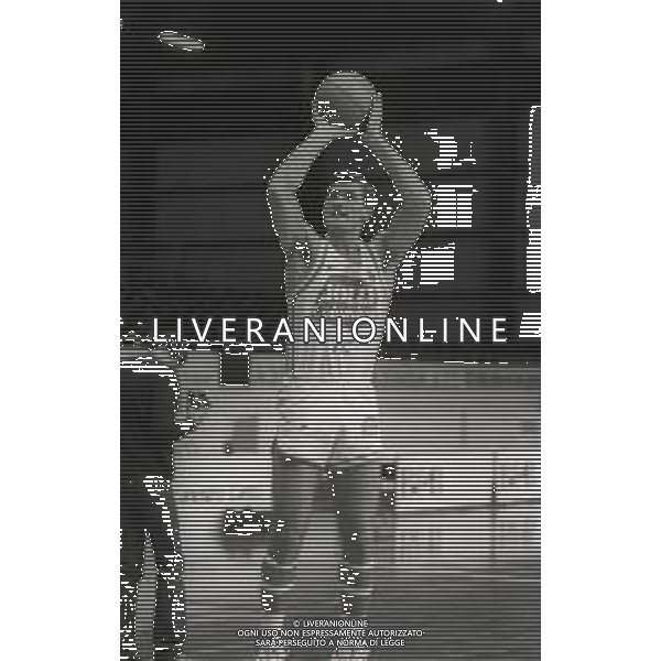 1984-1985 RETROSPETTIVA ANTONELLO RIVA BASKET NELLA FOTO ANTONELLO RIVA CON LA MAGLIA DELLA JOLLY COLOMBANI CANTU\' AG ALDO LIVERANI SAS