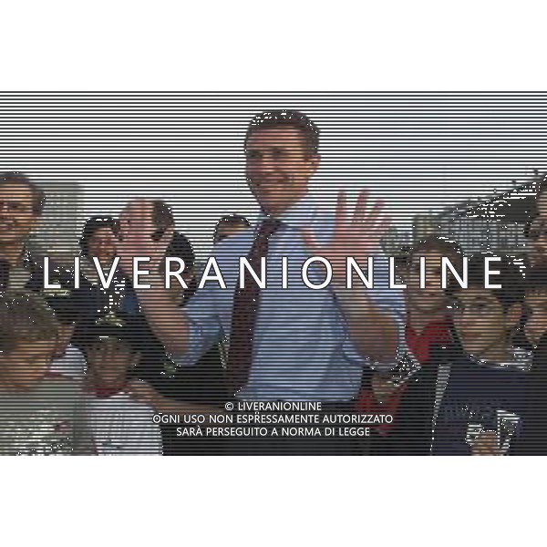 SERGEY BUBKA in visita a Padova nel decimo anno dal suo record Mondiale fatto in questo Stadio - PADOVA 23.10.2002 nella foto lascia l\'impronta delle sue mani foto paolo belluco / AGENZIA ALDO LIVERANI SAS