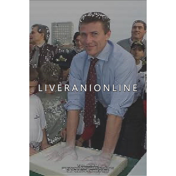 SERGEY BUBKA in visita a Padova nel decimo anno dal suo record Mondiale fatto in questo Stadio - PADOVA 23.10.2002 nella foto lascia l\'impronta delle sue mani foto paolo belluco / AGENZIA ALDO LIVERANI SAS