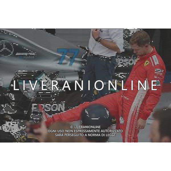 Sebastian Vettel (GER) Ferrari SF71H pushes the Mercedes in Parc Ferme. 30.09.2018. Formula 1 World Championship, Rd 16, Russian Grand Prix, Sochi Autodrom, Sochi, Russia, Race Day. / AGENZIA ALDO LIVERANI SAS - ITALY ONLY EDITORIAL USE ONLY