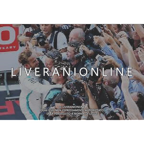 Race winner Lewis Hamilton (GBR) Mercedes AMG F1 celebrates with the team in parc ferme. 07.10.2018. Formula 1 World Championship, Rd 17, Japanese Grand Prix, Suzuka, Japan, Race Day. / AGENZIA ALDO LIVERANI SAS - ITALY ONLY EDITORIAL USE ONLY - F1 Gp GIAPPONE GARA 07.10.2018.