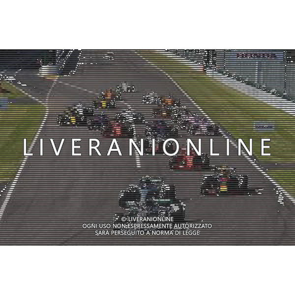 Lewis Hamilton (GBR) Mercedes AMG F1 W09 leads at the start of the race. 07.10.2018. Formula 1 World Championship, Rd 17, Japanese Grand Prix, Suzuka, Japan, Race Day. / AGENZIA ALDO LIVERANI SAS - ITALY ONLY EDITORIAL USE ONLY - F1 Gp GIAPPONE GARA 07.10.2018.