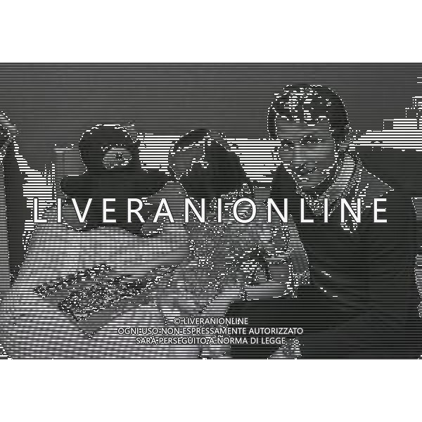 1974 RETROSPETTIVA GIOVANNI TRAPATTONI CALCIATORE E ALLENATORE NELLA FOTO GIOVANNI TRAPATTONI IN FAMIGLIA AG ALDO LIVERANI SAS