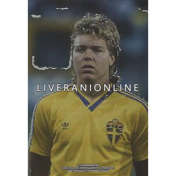 RETROSPETTIVA THOMAS BROLIN CALCIATORE NELLA FOTO THOMAS BROLIN CON LA MAGLIA DELLA NAZIONALE SVEZIA AG ALDO LIVERANI SAS