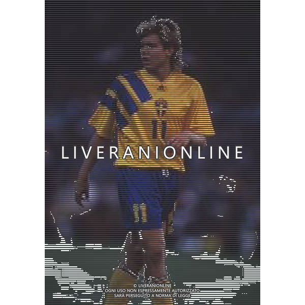 RETROSPETTIVA THOMAS BROLIN CALCIATORE NELLA FOTO THOMAS BROLIN CON LA MAGLIA DELLA NAZIONALE SVEZIA AG ALDO LIVERANI SAS
