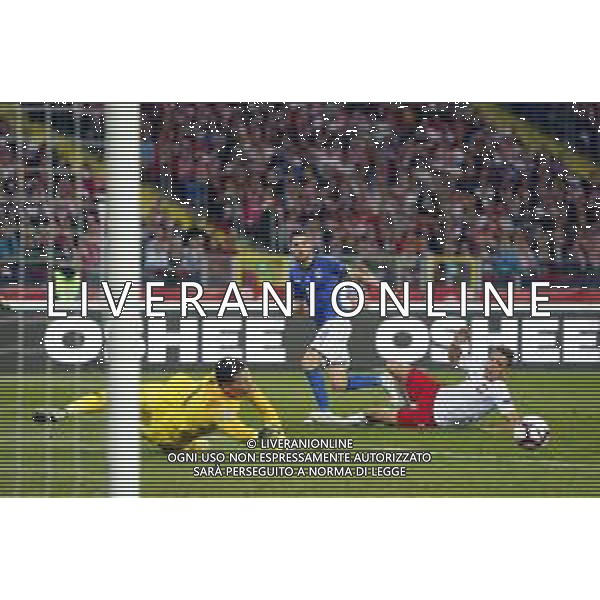 CHORZOW STADION SLASKI 14.10.2018 LIGA NARODOW PILKA NOZNA POLSKA (BIALO-CZERWONE) - WLOCHY (NIEBIESKO-BIALE) NZ Wojciech Szczesny , Jorginho , Jan Bednarek . FOT TOMASZ WANTULA / NEWSPIX.PL CHORZOW 14.10.2018 FOOTBALL MEN\'S LEAGUE OF NATIONS POLAND - ITALY TOMASZ WANTULA / NEWSPIX.PL --- Newspix.pl / AGENZIA ALDO LIVERANI SAS - ITALY ONLY EDITORIAL USE ONLY - Polonia - Italia UEFA Nations League 14.10.2018
