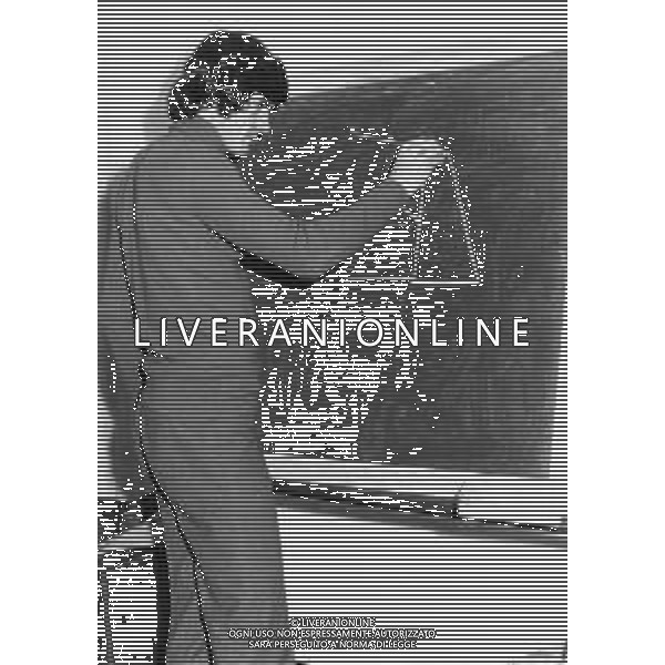 ALDO BET, CALCIATORE ITALIANO DELLA ROMA CALCIO - RETROSPETTIVA NELLA FOTO NELLA SEDE DELLA ROMA IN UNA AULA ADIBITA A SCUOLA PER GEOMETRI CON I PROFESSORI DURANTE UNA LEZIONE ©ARCHIVIO / AGENZIA ALDO LIVERANI SAS