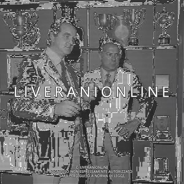 1974-1975 MILANO SEDE MILAN CALCIO VIA TURATI ALBINO BUTICCHI PRESIDENTE MILAN CALCIO CON GUSTAVO GIAGNONI NELLA FOTO albino buticchi presidente del milan calcio intervistato da bruno pizzul AG ALDO LIVERANI SAS