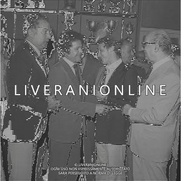 1974-1975 MILANO SEDE MILAN CALCIO VIA TURATI ALBINO BUTICCHI PRESIDENTE MILAN CALCIO CON GUSTAVO GIAGNONI NELLA FOTO gustavo giagnoni allenatore milan calcio con albino buticchi presidente del milan calcio e giovanni trapattoni AG ALDO LIVERANI SAS