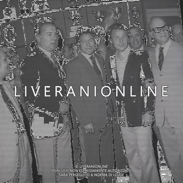 1974-1975 MILANO SEDE MILAN CALCIO VIA TURATI ALBINO BUTICCHI PRESIDENTE MILAN CALCIO CON GUSTAVO GIAGNONI NELLA FOTO gustavo giagnoni allenatore milan calcio con albino buticchi presidente del milan calcio e giovanni trapattoni AG ALDO LIVERANI SAS