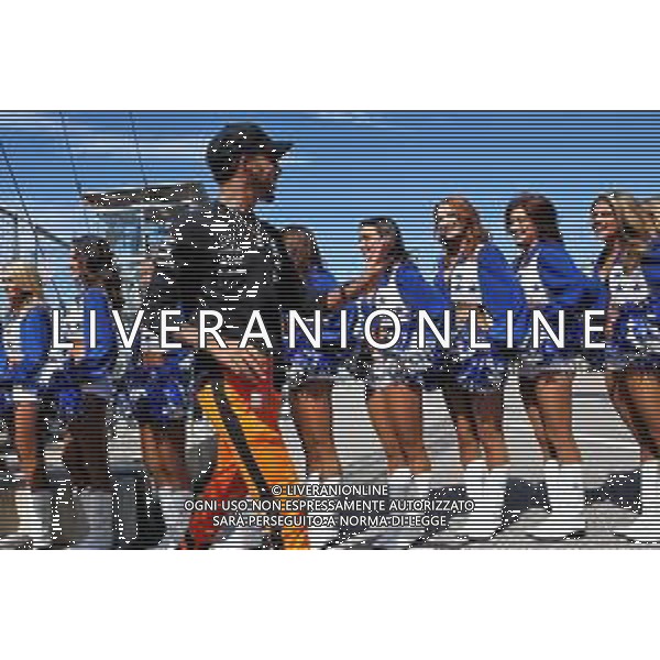 Lewis Hamilton (GBR) Mercedes AMG F1 with the Dallas Cowboys Cheerleaders on the drivers parade. 21.10.2018. Formula 1 World Championship, Rd 18, United States Grand Prix, Austin, Texas, USA, Race Day. / AGENZIA ALDO LIVERANI SAS - ITALY ONLY EDITORIAL USE ONLY