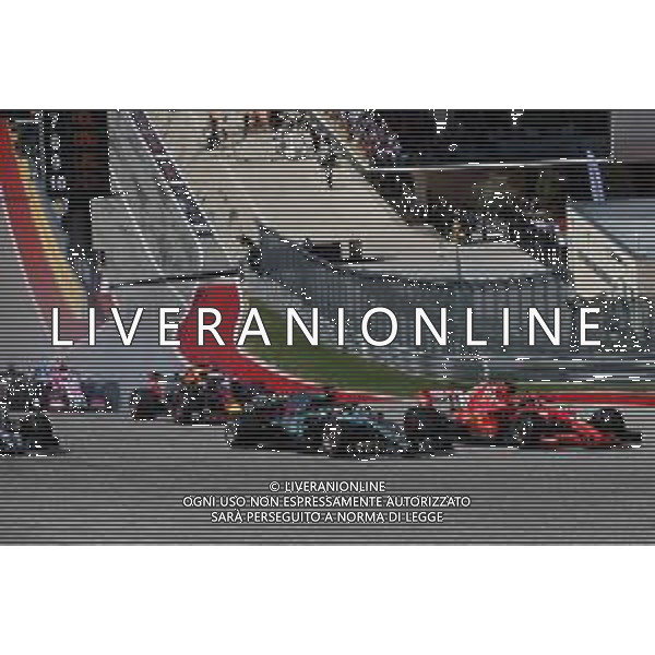 Kimi Raikkonen (FIN) Ferrari SF71H leads Lewis Hamilton (GBR) Mercedes AMG F1 W09 at the start of the race. 21.10.2018. Formula 1 World Championship, Rd 18, United States Grand Prix, Austin, Texas, USA, Race Day. / AGENZIA ALDO LIVERANI SAS - ITALY ONLY EDITORIAL USE ONLY