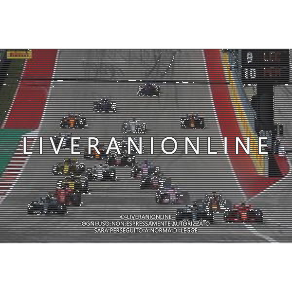 Kimi Raikkonen (FIN) Ferrari SF71H and Lewis Hamilton (GBR) Mercedes AMG F1 W09 battle for the lead at the start of the race. 21.10.2018. Formula 1 World Championship, Rd 18, United States Grand Prix, Austin, Texas, USA, Race Day. / AGENZIA ALDO LIVERANI SAS - ITALY ONLY EDITORIAL USE ONLY
