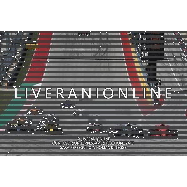 Kimi Raikkonen (FIN) Ferrari SF71H and Lewis Hamilton (GBR) Mercedes AMG F1 W09 battle for the lead at the start of the race. 21.10.2018. Formula 1 World Championship, Rd 18, United States Grand Prix, Austin, Texas, USA, Race Day. / AGENZIA ALDO LIVERANI SAS - ITALY ONLY EDITORIAL USE ONLY