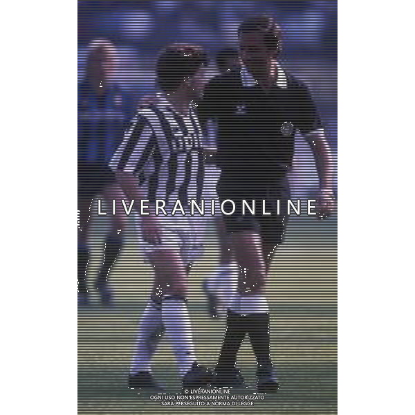 RETROSPETTIVA RUI BARROS CALCIATORE NELLA FOTO RUI BARROS CON LA MAGLIA DELLA JUVENTUS CON L\'ARBITRO PIETRO D\'ELIA AG ALDO LIVERANI SAS