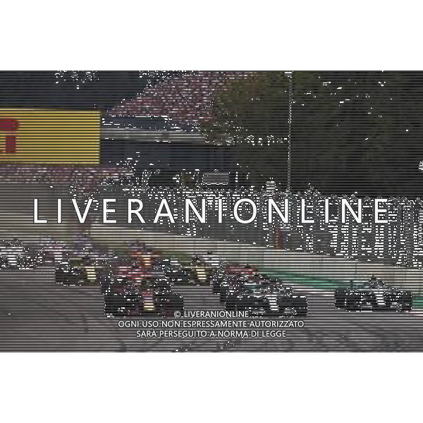 Lewis Hamilton (GBR) Mercedes AMG F1 W09 and Max Verstappen (NLD) Red Bull Racing RB14 battle for the lead at the start of the race. 28.10.2018. Formula 1 World Championship, Rd 19, Mexican Grand Prix, Mexico City, Mexico, Race Day. / AGENZIA ALDO LIVERANI SAS - ITALY ONLY EDITORIAL USE ONLY - GP F1 MESSICO GARA 28.10.2018