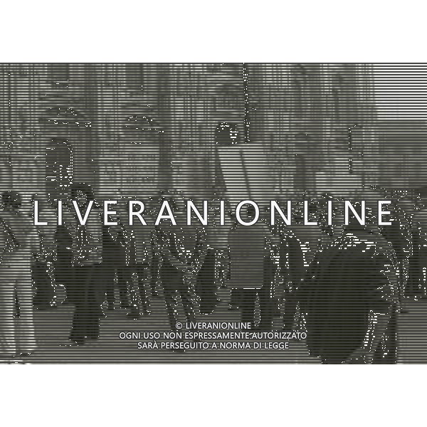 1979 MILANO MANIFESTAZIONE DEI PENSIONATI IN PIAZZA DUOMO AG ALDO LIVERANI SAS
