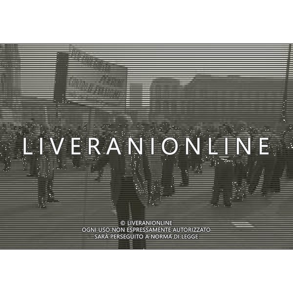 1979 MILANO MANIFESTAZIONE DEI PENSIONATI IN PIAZZA DUOMO AG ALDO LIVERANI SAS