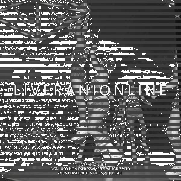 1976 milano-palalido-campionato di basket serie a cinzano milano-scavolini pesaro nella foto azione di gioco ag aldo liverani sas
