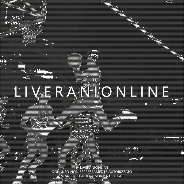 1976 milano-palalido-campionato di basket serie a cinzano milano-scavolini pesaro nella foto azione di gioco ag aldo liverani sas