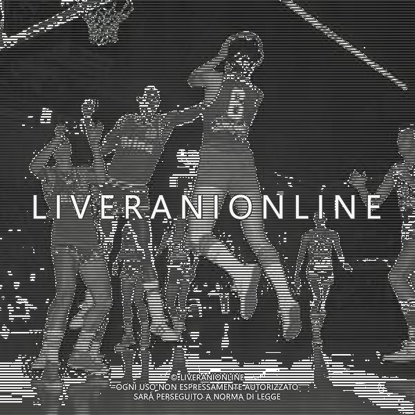 1976 MILANO PALALIDO CAMPIONATO DI BASKET SERIE A CINZANO MILANO -BRINA RIETI NELLA FOTO AZIONE DI GIOCO AG ALDO LIVERANI SAS
