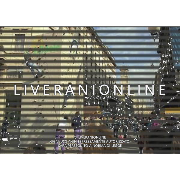 1996 MILANO FESTA DELLA NEVE ORGANIZZATA DALLA GAZZETTA DELLO SPORT NELLA FOTO ARRAMPICATA IN VIA DANTE AG ALDO LIVERANI SAS