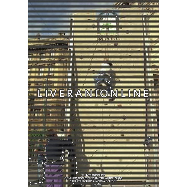1996 MILANO FESTA DELLA NEVE ORGANIZZATA DALLA GAZZETTA DELLO SPORT NELLA FOTO ARRAMPICATA IN VIA DANTE AG ALDO LIVERANI SAS