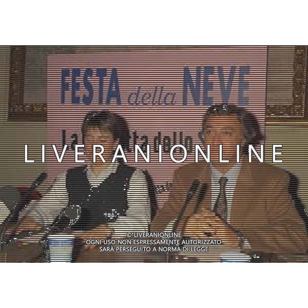 1996 MILANO FESTA DELLA NEVE ORGANIZZATA DALLA GAZZETTA DELLO SPORT NELLA FOTO DEBORAH COMPAGNONI CON IL GIORNALISTA PIERANGELO MOLINARO AG ALDO LIVERANI SAS