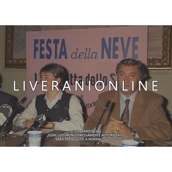 1996 MILANO FESTA DELLA NEVE ORGANIZZATA DALLA GAZZETTA DELLO SPORT NELLA FOTO DEBORAH COMPAGNONI CON IL GIORNALISTA PIERANGELO MOLINARO AG ALDO LIVERANI SAS