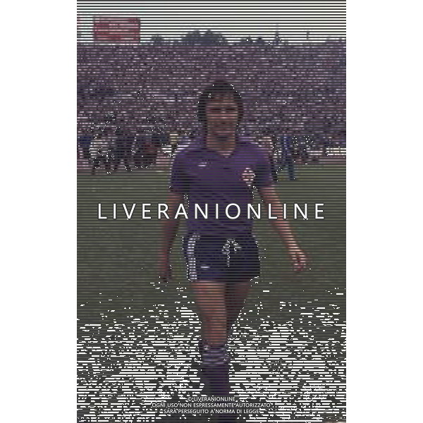 RETROSPETTIVA DANIEL BERTONI CALCIATORE NELLA FOTO DANIEL BERTONI CON LA MAGLIA DELLA FIORENTINA AG ALDO LIVERANI SAS