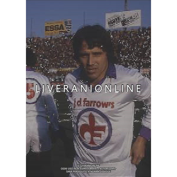 RETROSPETTIVA DANIEL BERTONI CALCIATORE NELLA FOTO DANIEL BERTONI CON LA MAGLIA DELLA FIORENTINA AG ALDO LIVERANI SAS