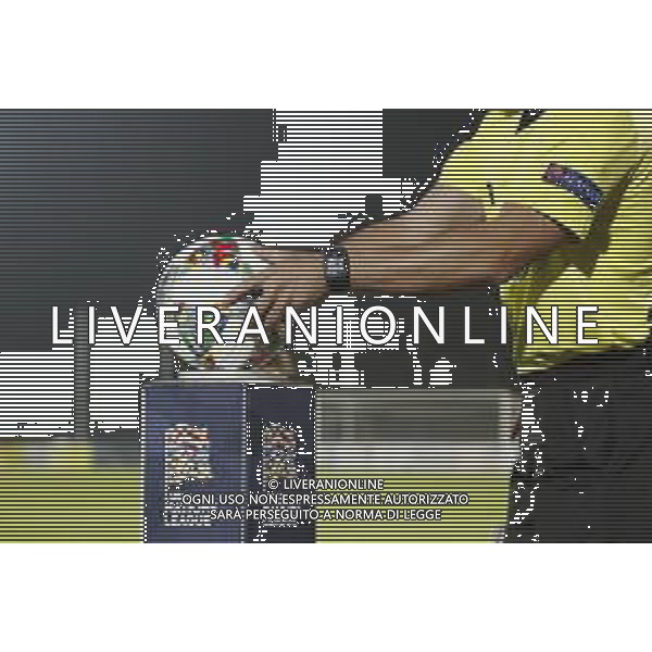 UEFA Nations League D gruppo 2 San Marino - Moldavia 15/11/2018 nella foto: l\'arbitro prende il pallone ©Claudio Zamagni/Agenzi Aldo Liverani s.a.s. referee keep the ball in his hands during UEFA Nations League Group Stage D - group 2 between San Marino and Moldova at San Marino Olympic Stadium on November 15 2018 photo credit by Claudio Zamagni/Aldo Liverani Photo Agency