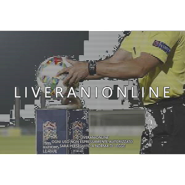 UEFA Nations League D gruppo 2 San Marino - Moldavia 15/11/2018 nella foto: l\'arbitro prende il pallone della nations league nelle mani ©Claudio Zamagni/Agenzi Aldo Liverani s.a.s. the referee keep the ball of nations league in his hands during UEFA Nations League Group Stage D - group 2 between San Marino and Moldova at San Marino Olympic Stadium on November 15 2018 photo credit by Claudio Zamagni/Aldo Liverani Photo Agency