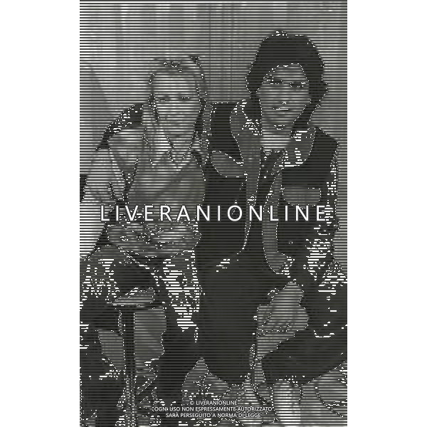 RETROSPETTIVA TOTO CUTUGNO CANTANTE NELLA FOTO TIZIANA RIVALE VINCE IL FESTIVAL DI SANREMO 1983 E TOTO CUTUGNO AG ALDO LIVERANI SAS