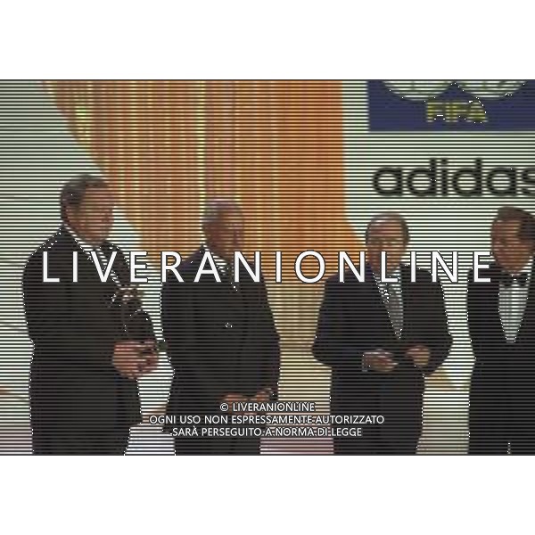 08-01-1996 MILANO-FIFA WORLD PLAYER TEATRO NAZIONALE NELLA FOTO LENNART JOHANSSON -JOAO HAVELANGE-JOSEPH BLATTER E MIKE BONGIORNO AG ALDO LIVERANI SAS