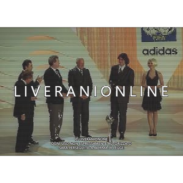 08-01-1996 MILANO-FIFA WORLD PLAYER TEATRO NAZIONALE NELLA FOTO MIKE BONGIORNO-Hristo Stoičkov------JOAO HAVELANGE PAOLO MALDINI E ANTONELLA ELIA AG ALDO LIVERANI SAS