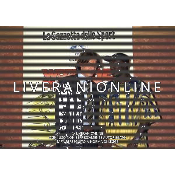 08-01-1996 MILANO-FIFA WORLD PLAYER TEATRO NAZIONALE NELLA FOTO GEORGE WEAH CON PAOLO MALDINI AG ALDO LIVERANI SAS