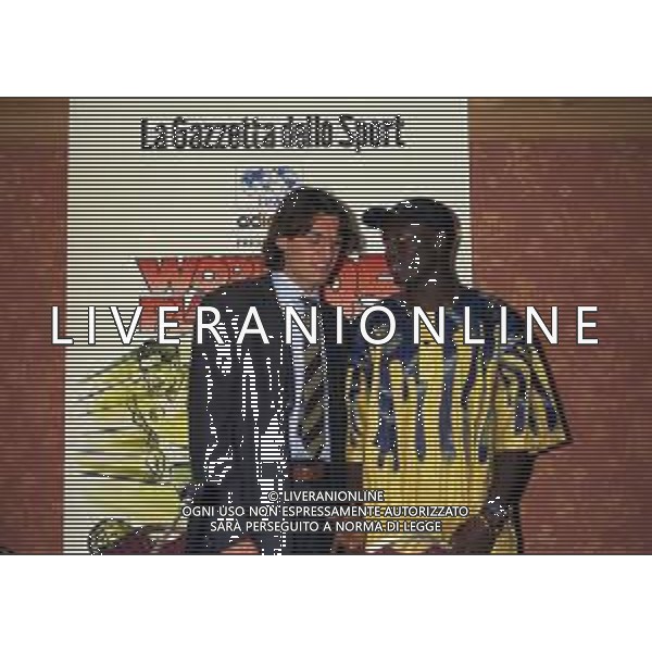 08-01-1996 MILANO-FIFA WORLD PLAYER TEATRO NAZIONALE NELLA FOTO GEORGE WEAH CON PAOLO MALDINI AG ALDO LIVERANI SAS