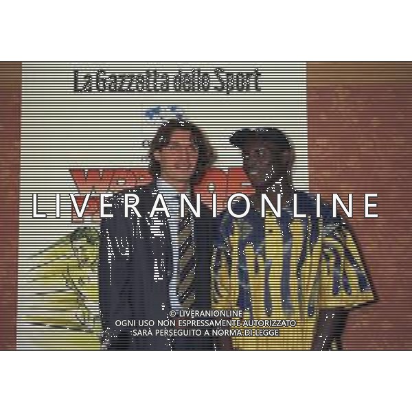08-01-1996 MILANO-FIFA WORLD PLAYER TEATRO NAZIONALE NELLA FOTO GEORGE WEAH CON PAOLO MALDINI AG ALDO LIVERANI SAS