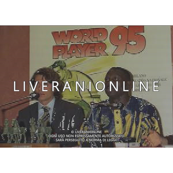 08-01-1996 MILANO-FIFA WORLD PLAYER TEATRO NAZIONALE NELLA FOTO PAOLO MALDINI CON GEORGE WEAH AG ALDO LIVERANI SAS