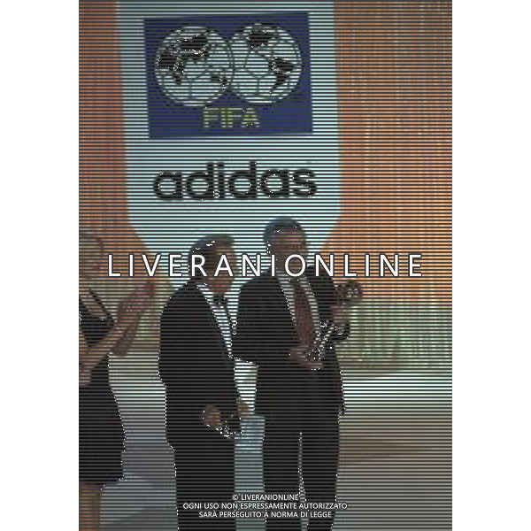 08-01-1996 MILANO-FIFA WORLD PLAYER TEATRO NAZIONALE NELLA FOTO MIKE BONGIORNO CON CANDIDO CANNAVO\' AG ALDO LIVERANI SAS