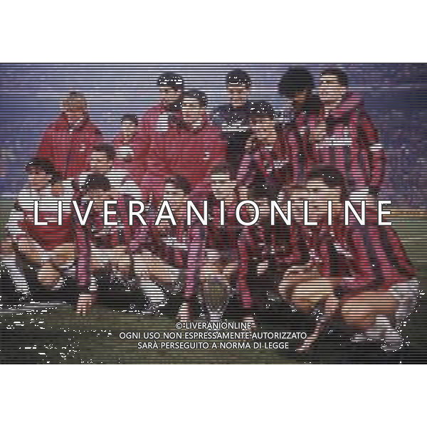 1989-1990 MILANO SUPERCOPPA EUROPEA MILAN BARCELLONA NELLA FOTO LA FORMAZIONE DEL MILAN CON LA SUPERCOPPA EUROPEA AG ALDO LIVERANI SAS