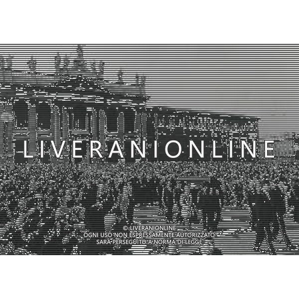 RETROSPETTIVA EDUARDO DE FILIPPO ATTORE REGISTA E SCENEGGIATORE NELLA FOTO FUNERALI DI EDUARDO DE FILIPPO A ROMA 03-11-1984 AG ALDO LIVERANI SAS